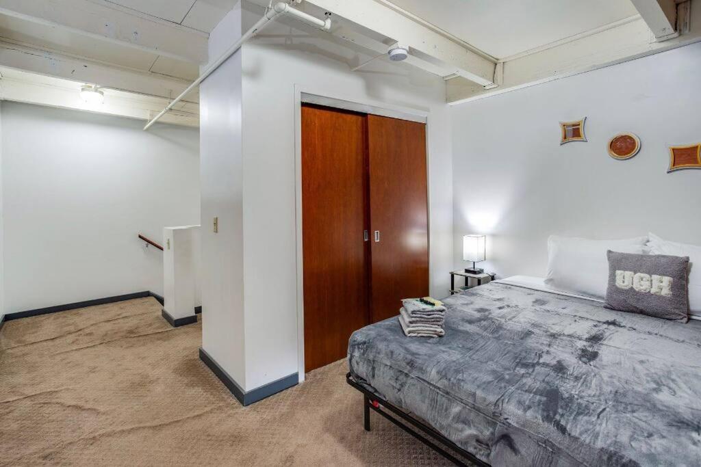 Centric Modern Loft W/ King Beds Apartment Рочестър Екстериор снимка