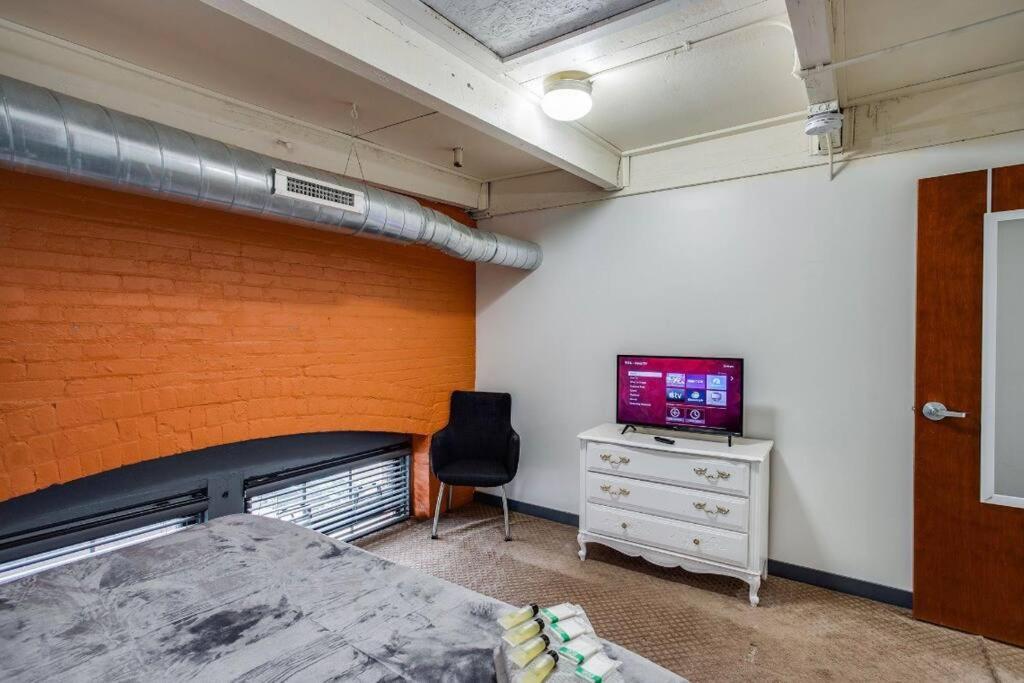 Centric Modern Loft W/ King Beds Apartment Рочестър Екстериор снимка