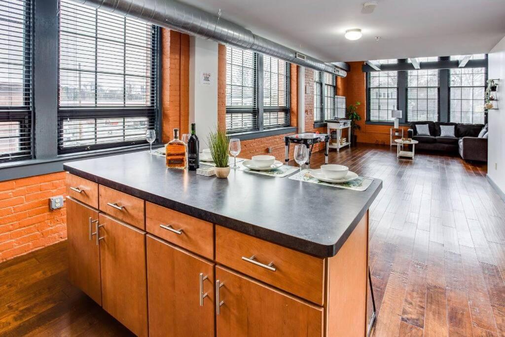 Centric Modern Loft W/ King Beds Apartment Рочестър Екстериор снимка